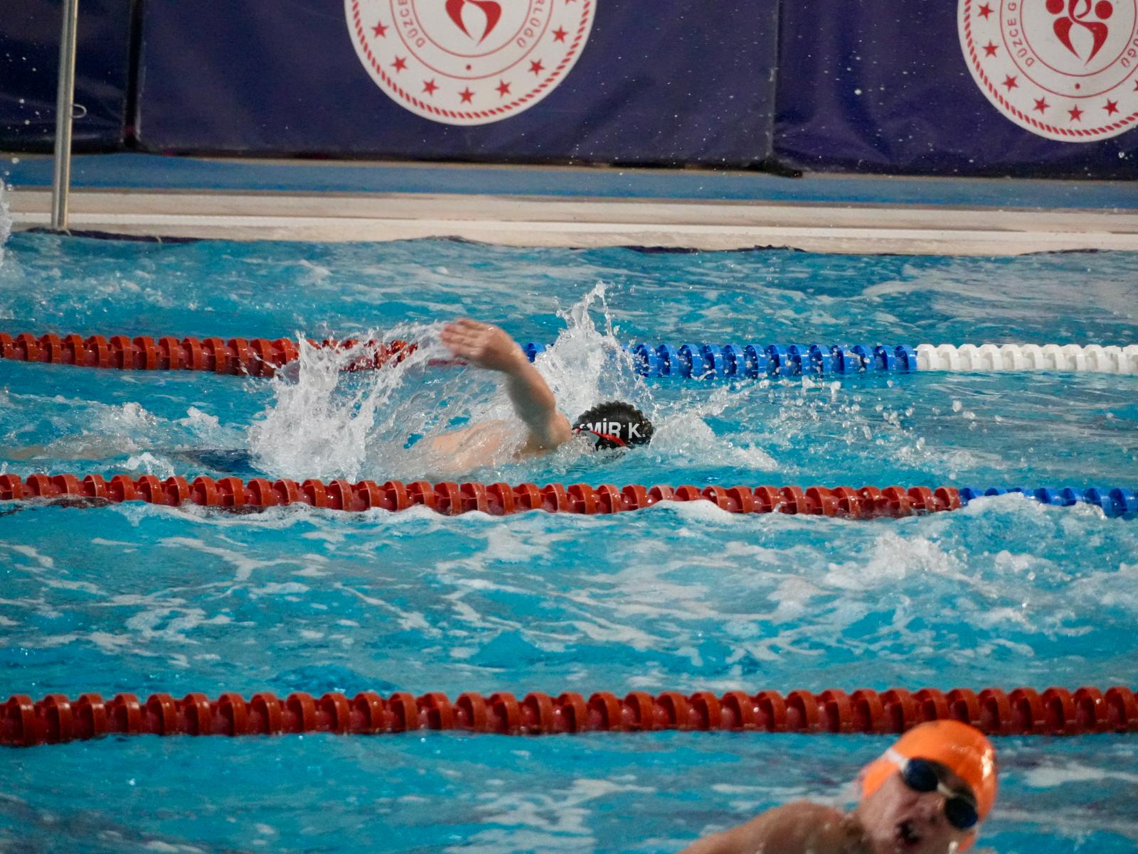 Düzce’de 23 Nisan yüzme şenliği: 180 sporcu kıyasıya yarıştı