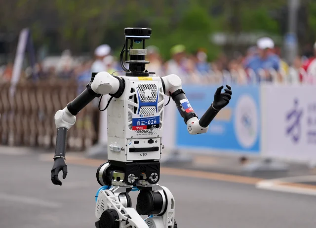 Pekin’de Tarihi Yarış: Robot “Flash” Yarı Maratonda Rekor Süreye İmza Attı