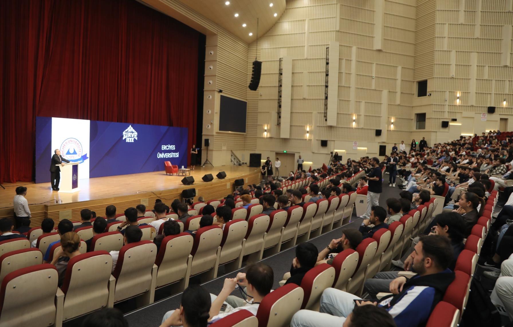Erciyes Üniversitesi’nde savunma sanayii odaklı “Zirve IEEE” etkinliği düzenlendi