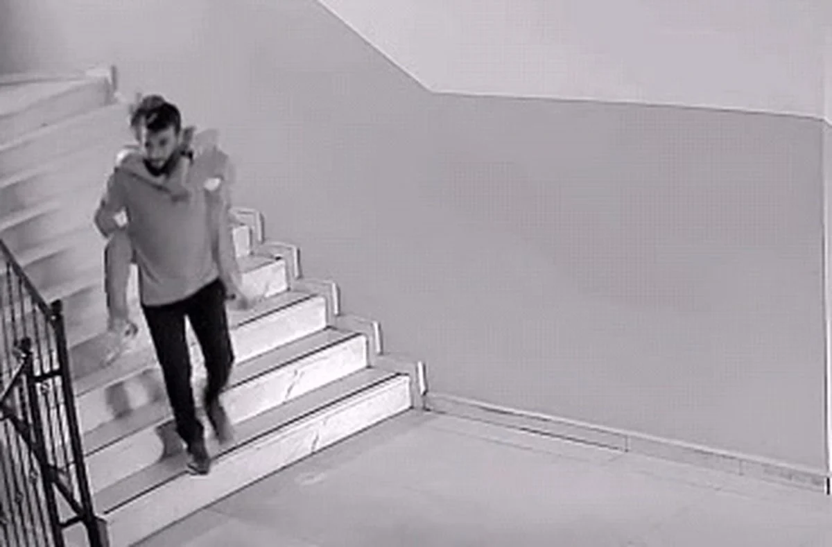 Arızalanan Asansör Nedeniyle Mahsur Kalan Öğrenciyi Müdür Yardımcısı Taşıdı
