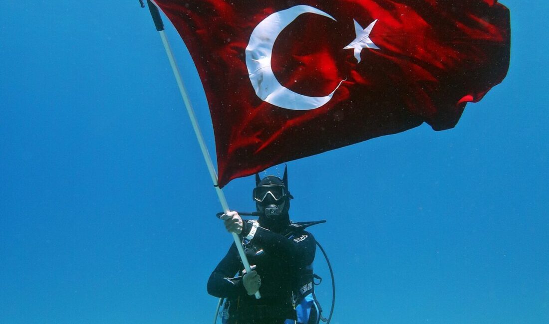 Fethiye’de 19 Mayıs deniz altında Türk bayraklarıyla kutlandı