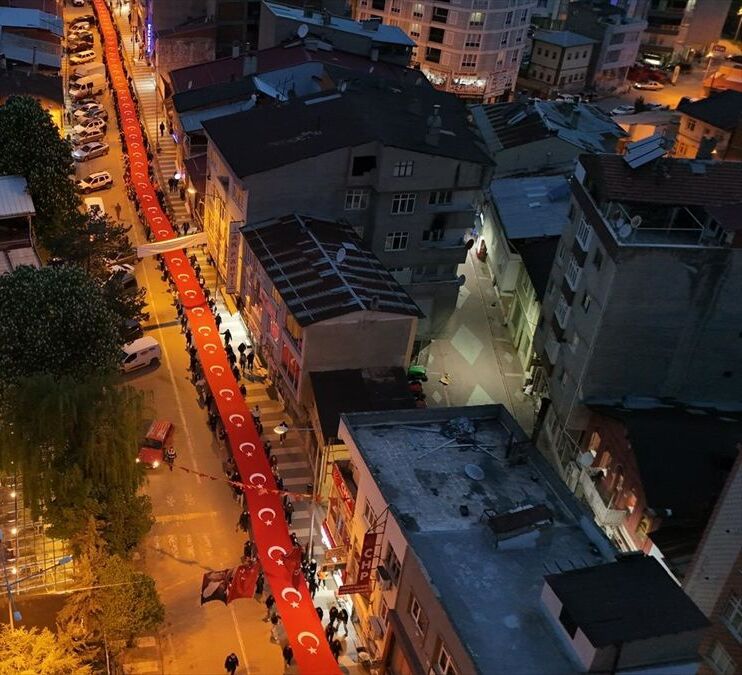 Suşehri’nde 400 metrelik Türk bayrağıyla 19 Mayıs yürüyüşü