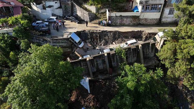 Hatay’daki Şiddetli Yağışta Yol Çöktü, Araçlar Zarar Gördü