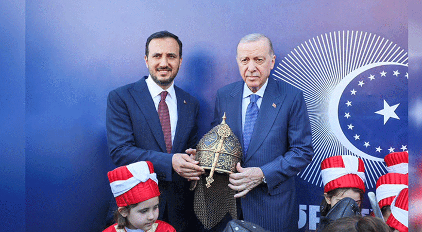 Erdoğan’a İstanbul’un Fethi Programında Özel Miğfer Hediye Edildi
