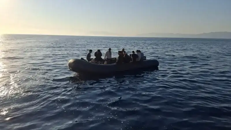 Ayvacık Açıklarında Sürüklenen Bottaki 30 Düzensiz Göçmen Kurtarıldı
