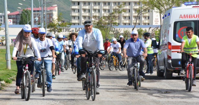 Tatvan'da Çevre Haftası Kapsamında Bisiklet Turu Düzenlendi